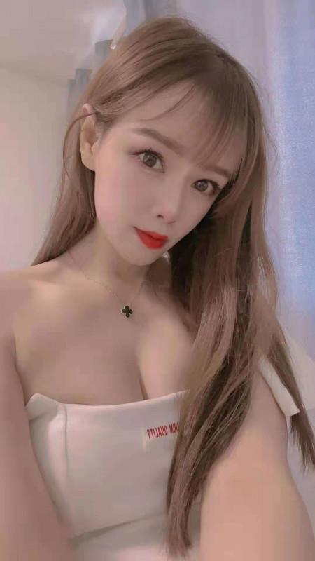 骚劲十足的嫩妹 第1张