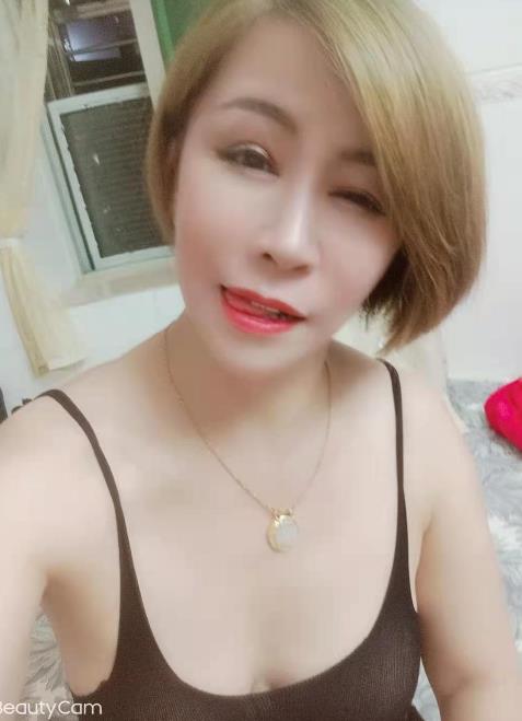 服务态度热情的风骚熟女 第1张