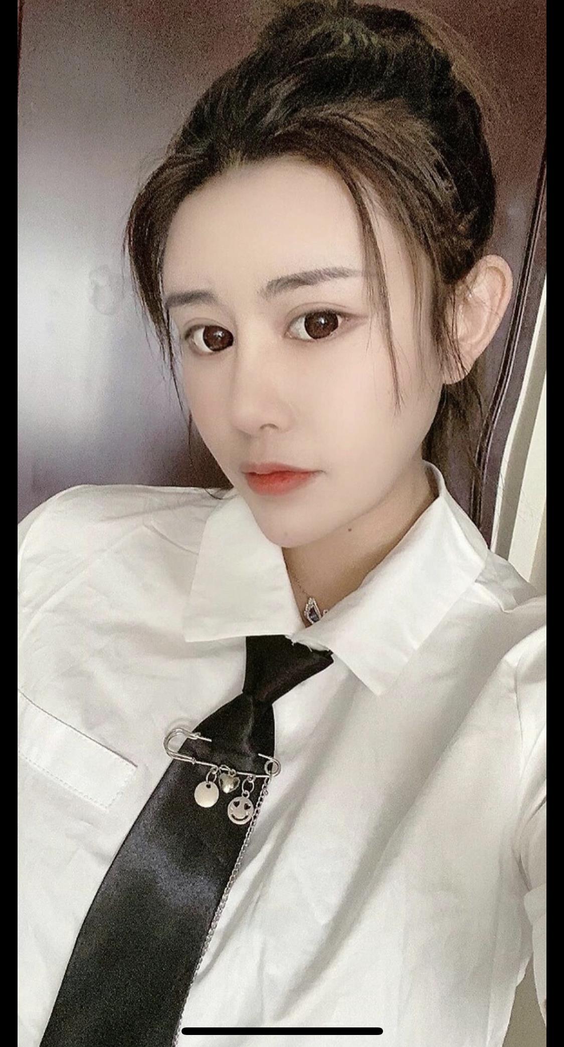 福山檀香苑小区里的美女 第2张
