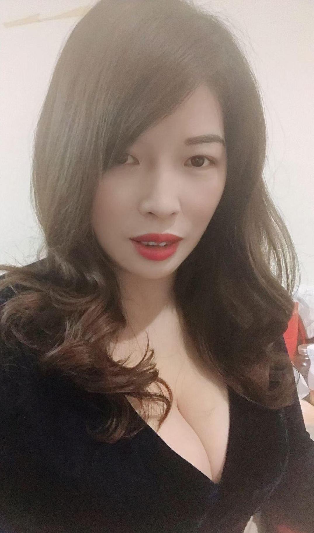 性价比超高的大胸熟女 第2张