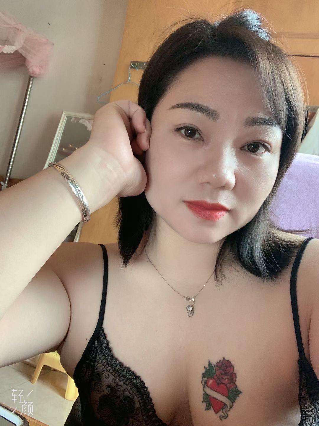 喜欢纹身丝袜的熟女来 第1张
