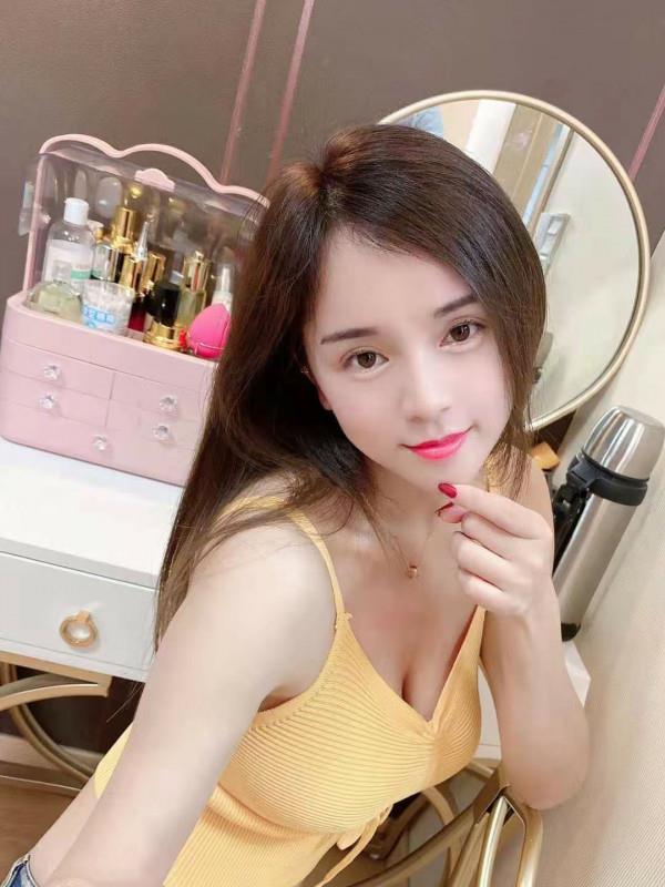 颜值大胸妹 第2张
