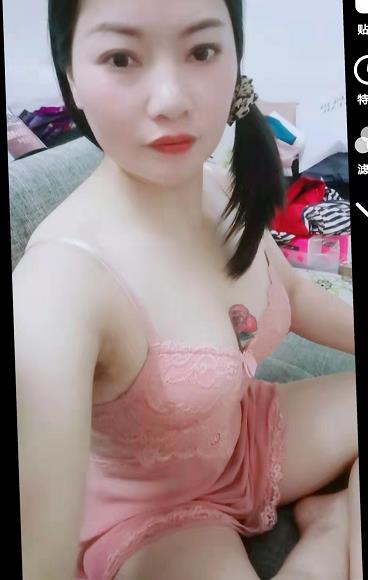 服务系小妹胸上有纹身贼诱人 第2张