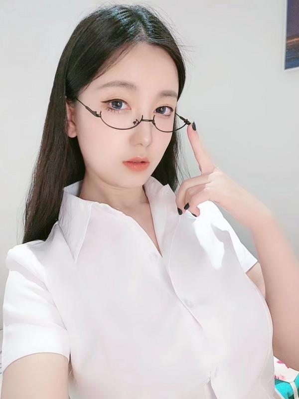 又纯又欲小姐姐 第2张