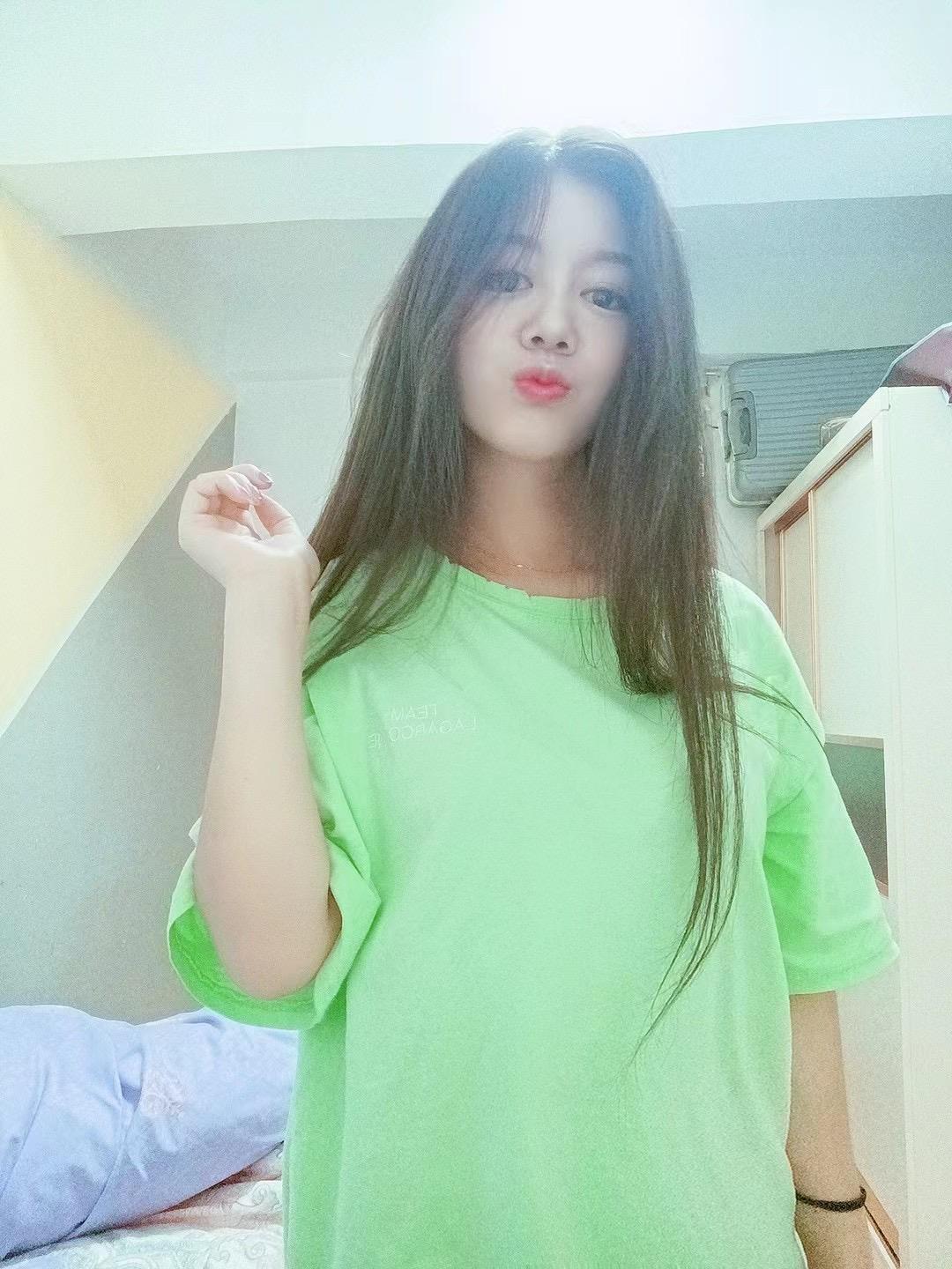 龙华汽车站美女 第1张