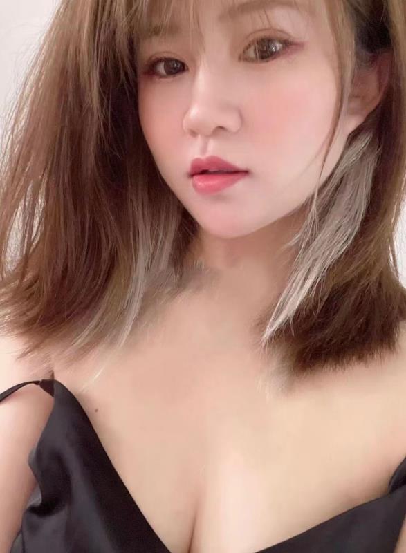 欢乐谷的大奶女孩 第1张
