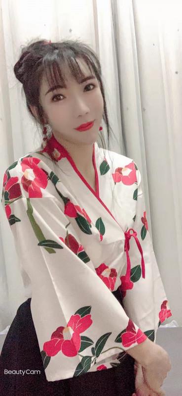 这个妹子真骚有几十套制服 第1张