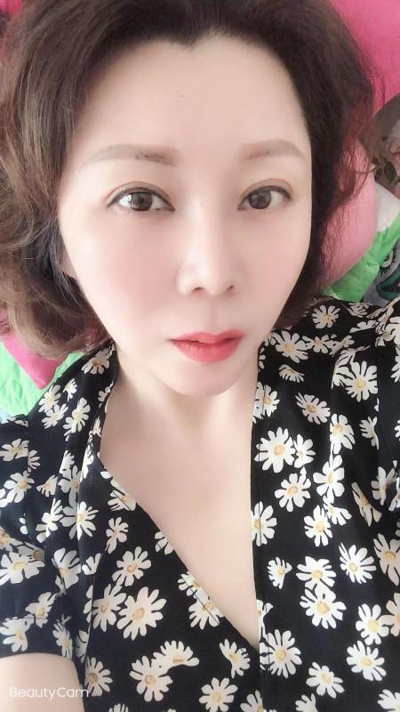 朝阳会喷水美女 第1张