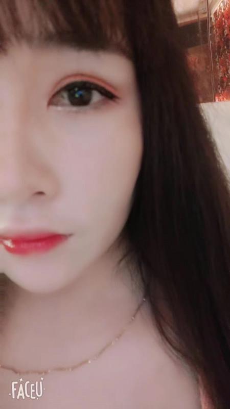 年轻妹妹皮肤白嫩 第2张
