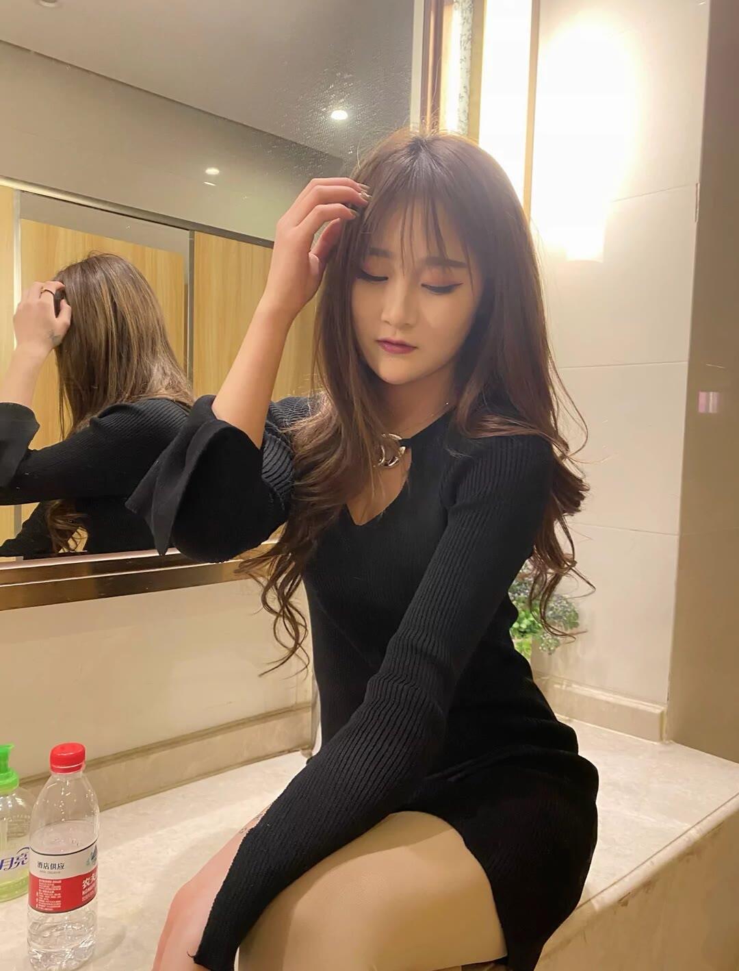 99年娇小妹妹抱着做 第3张