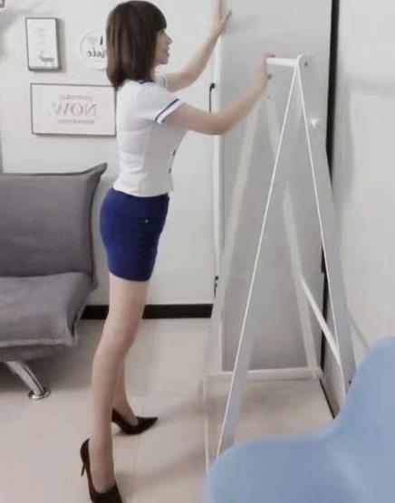 电视塔附近轻熟女 第2张