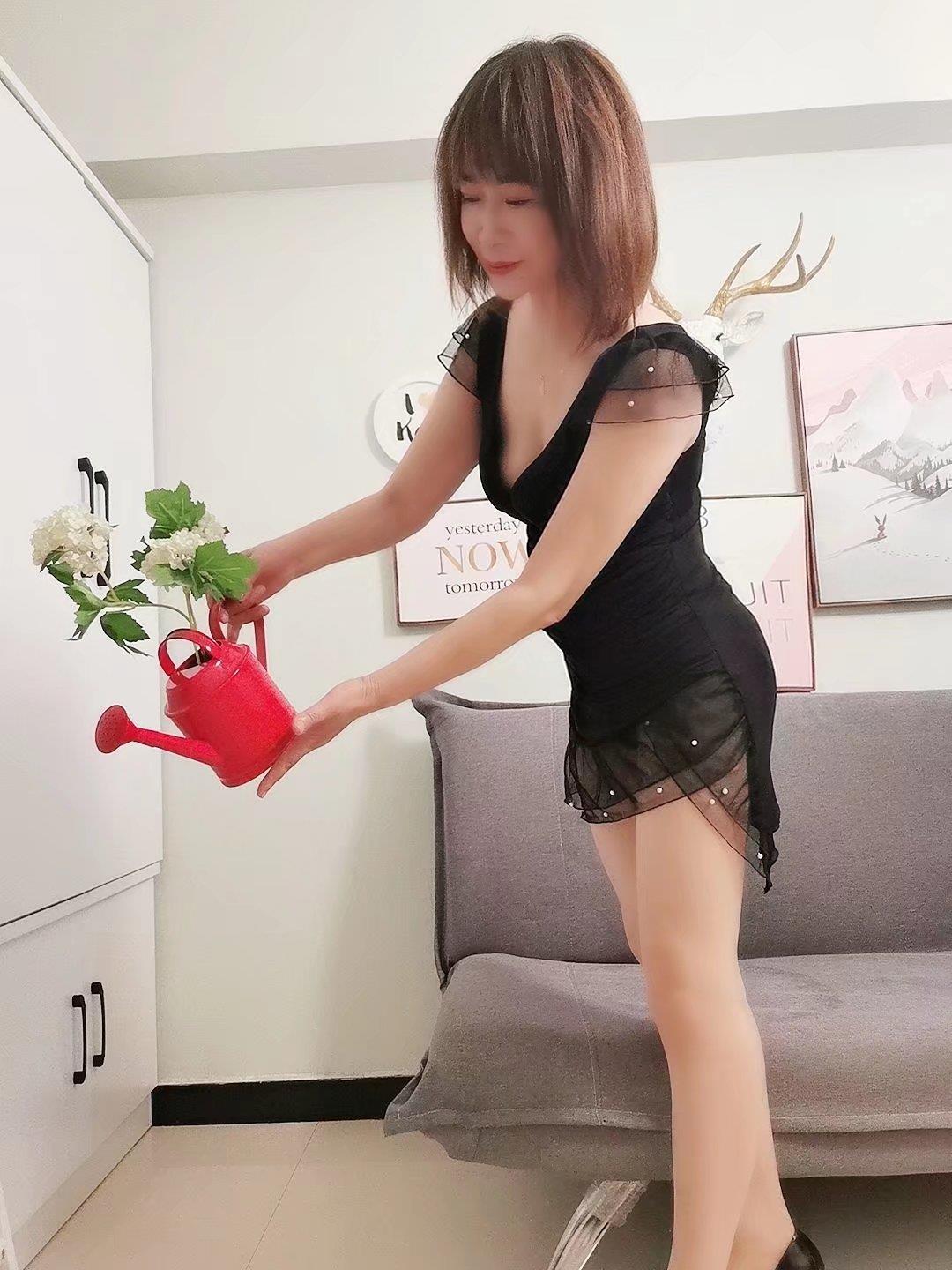 电视塔附近轻熟女 第4张