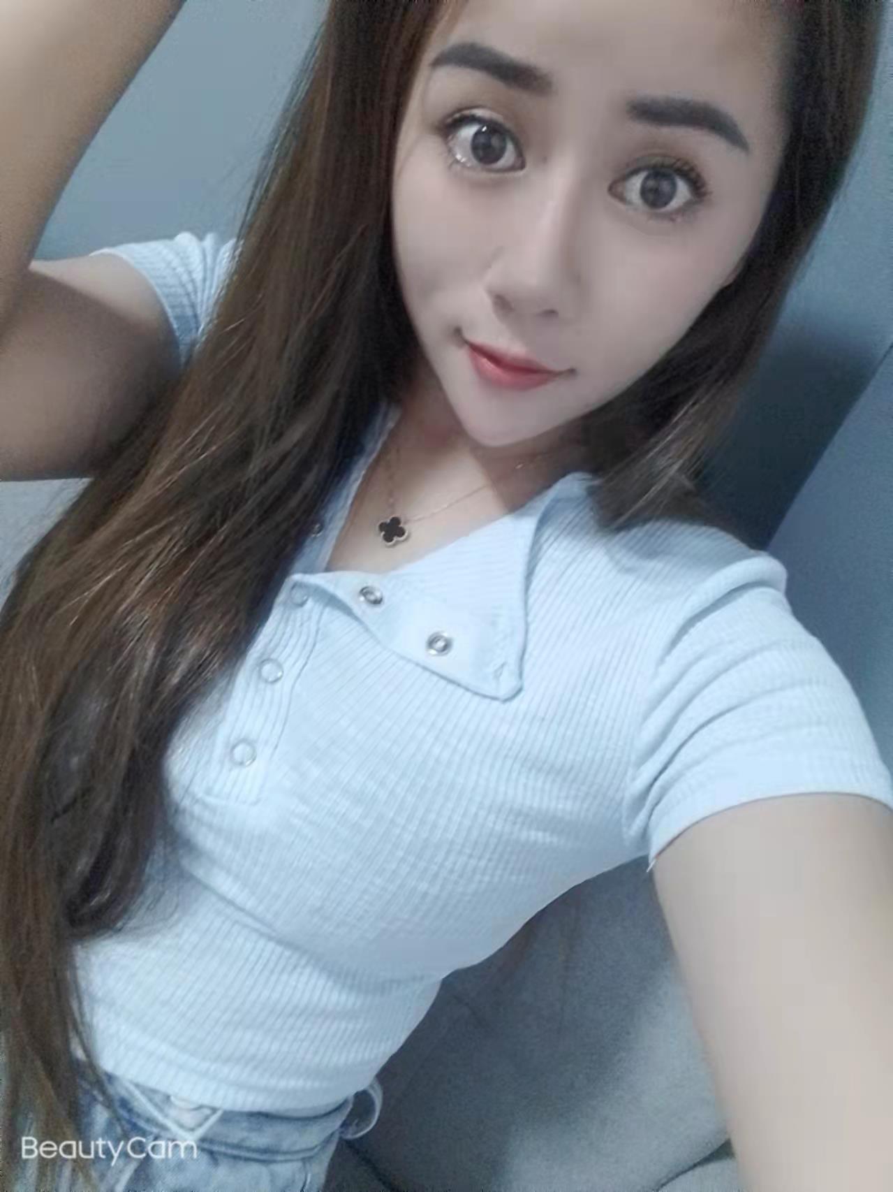 95年的小嫩妹眼睛大身材好 第3张