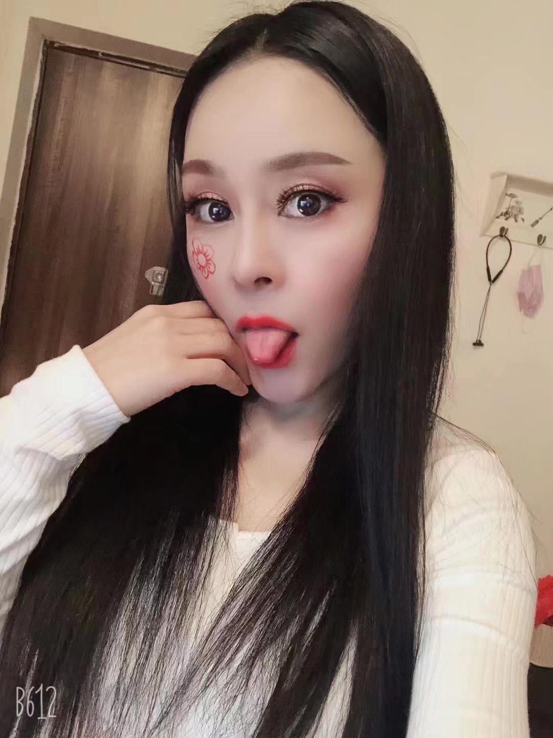 分享一个颜值身材苗条不错的巧巧MM 第4张