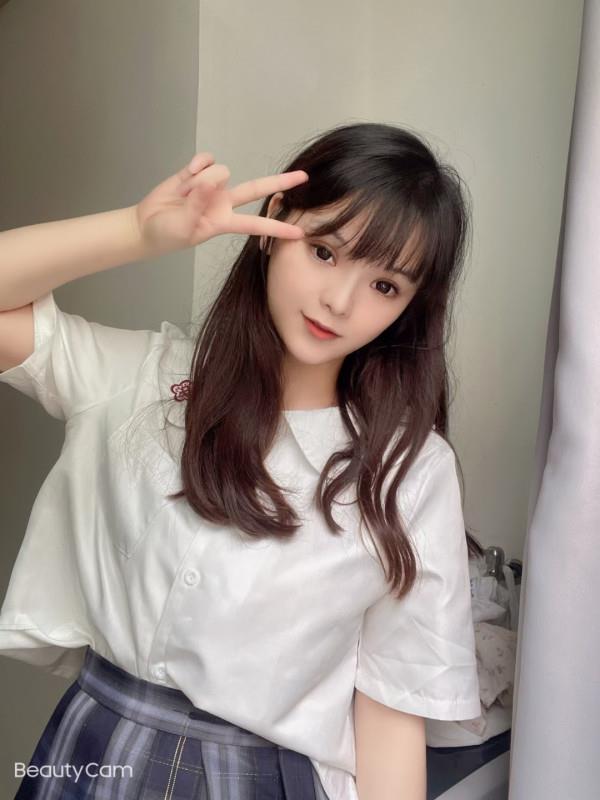 白嫩妹子雪儿 第1张