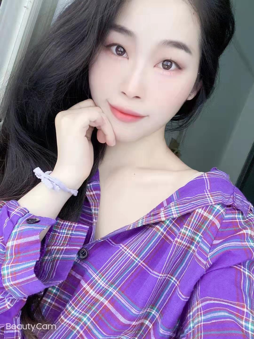 红山年轻妹纸一个雨伞 第1张