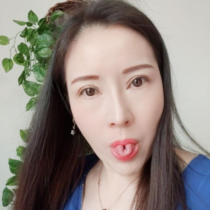 罕见肤白大长腿熟女 第1张
