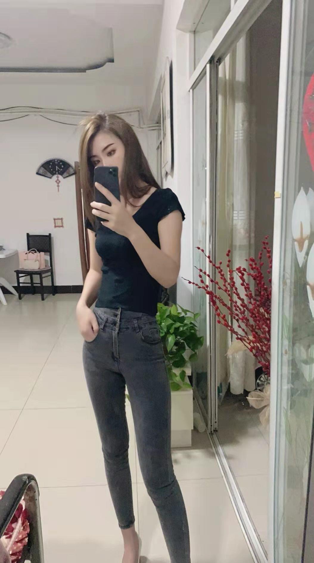 年轻妹妹水蛇般的身躯,极致的体验 第1张