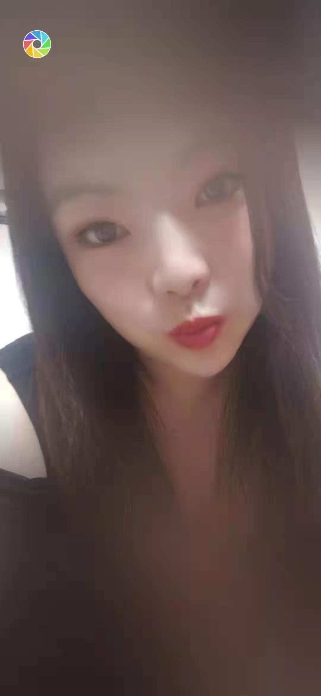 角门这小姐姐真不错 第1张