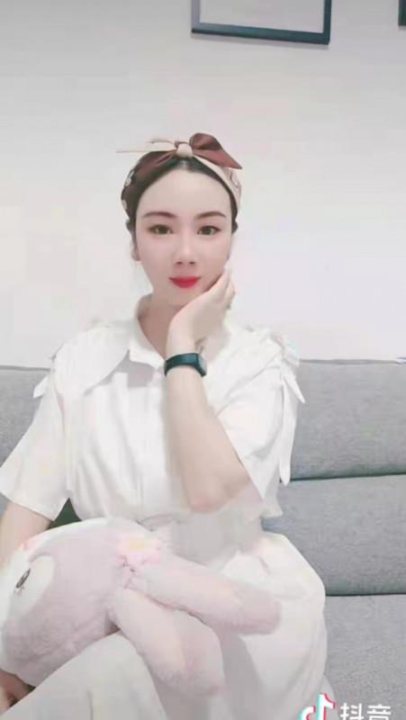 美容院上班的妹子 第2张