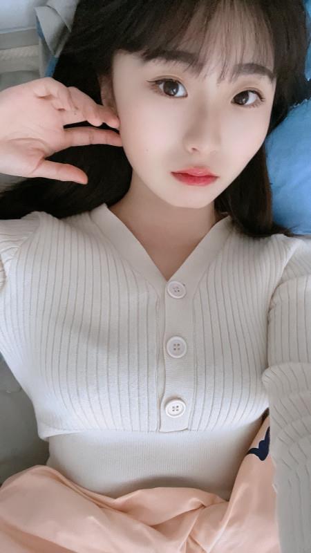 白嫩柔软的妹子 第1张