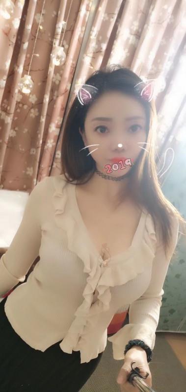 服务很好的大胸女 第1张