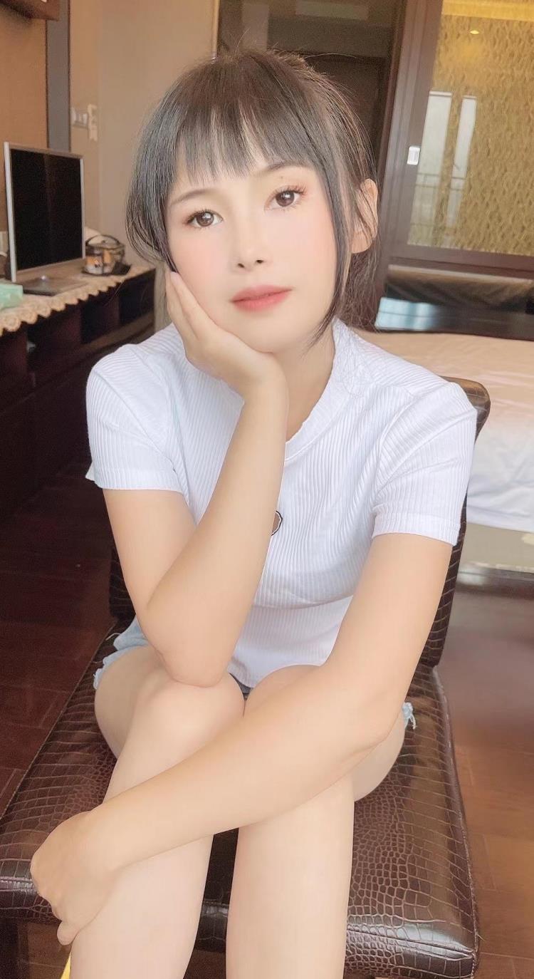 白云大胸妞晓妮 第2张