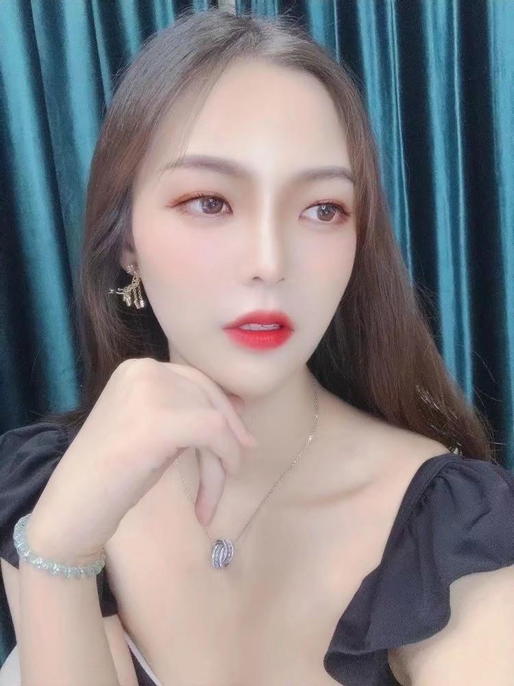 亲吻苗族女孩 第2张