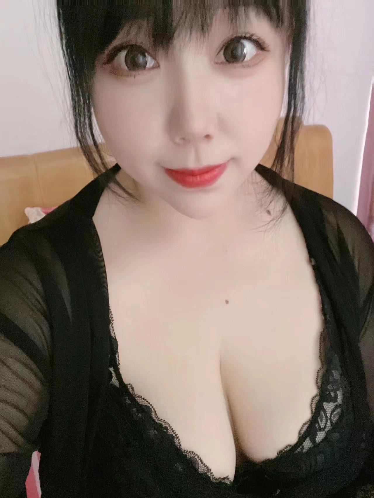 数码广场大胸 第1张
