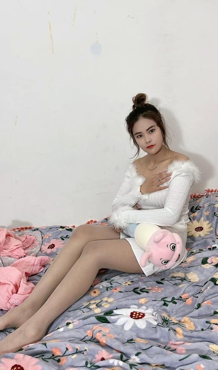 爱穿丝袜的琪琪 第1张