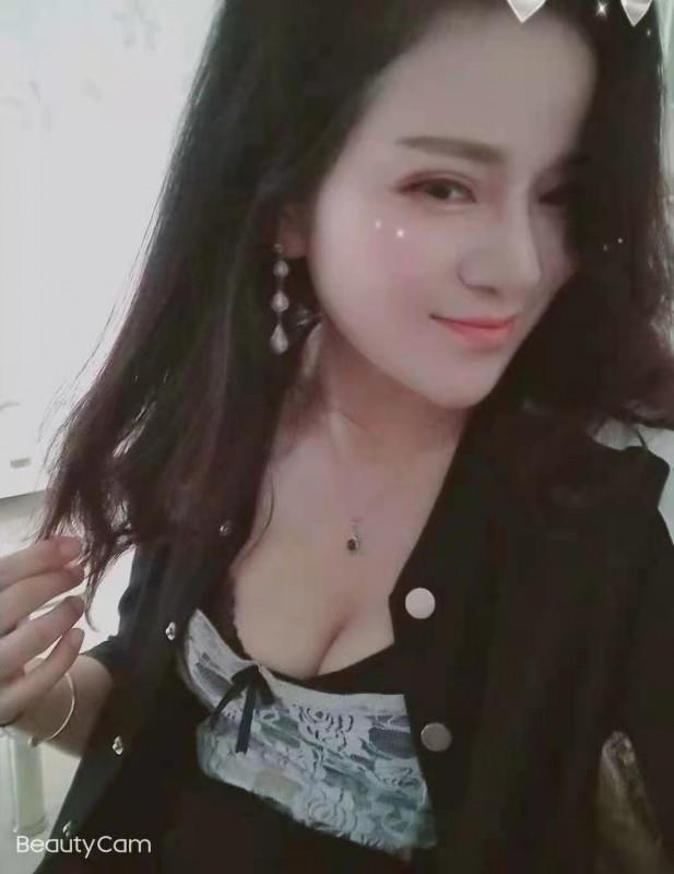 做半套的性感美女 第1张