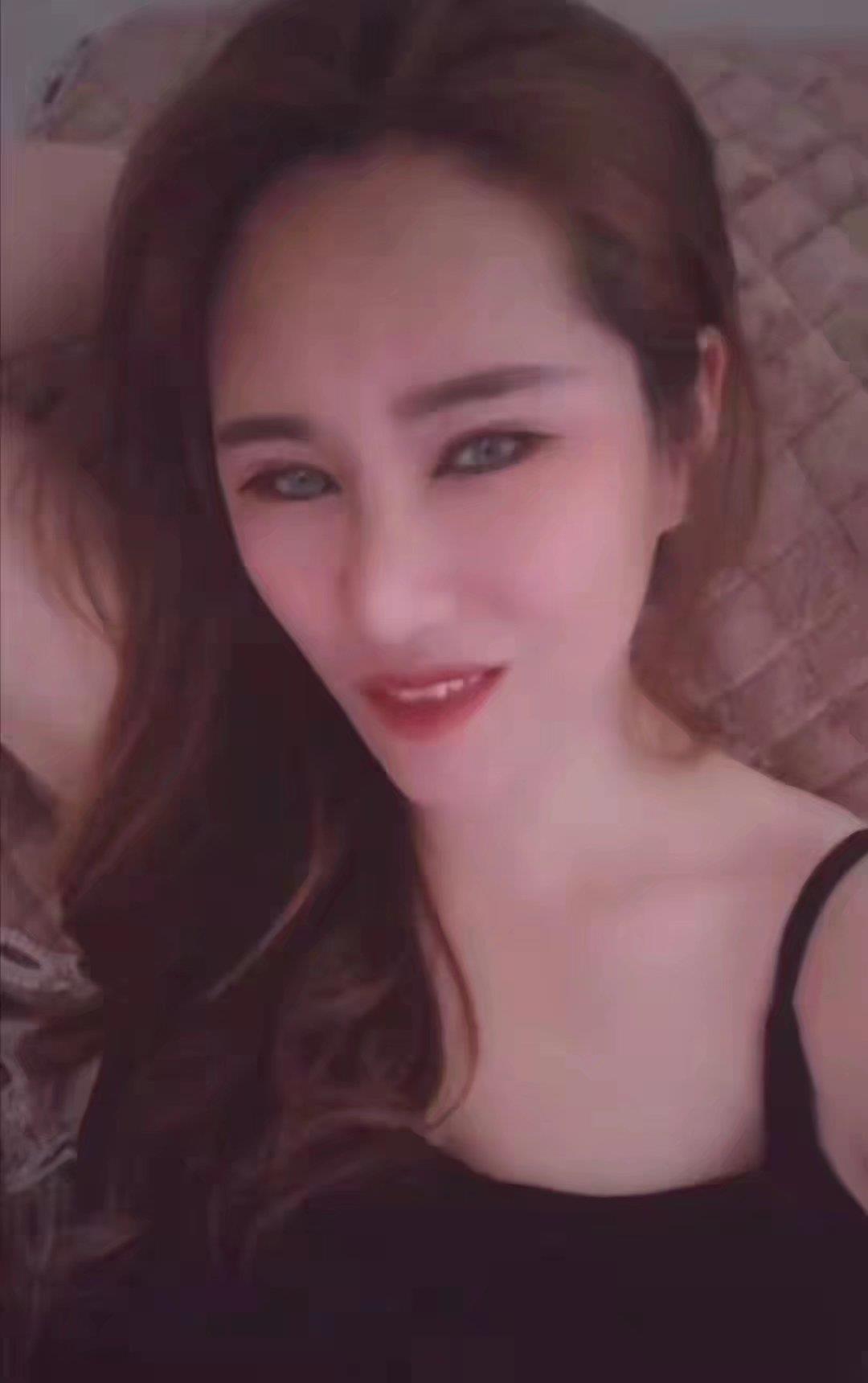 一个胸挺大的熟女 第1张
