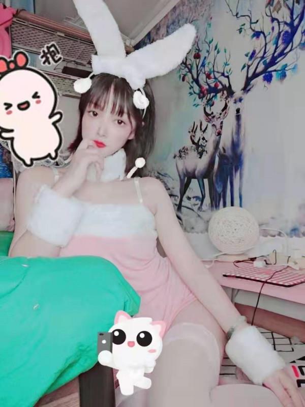 听话乖乖的小爱 第1张
