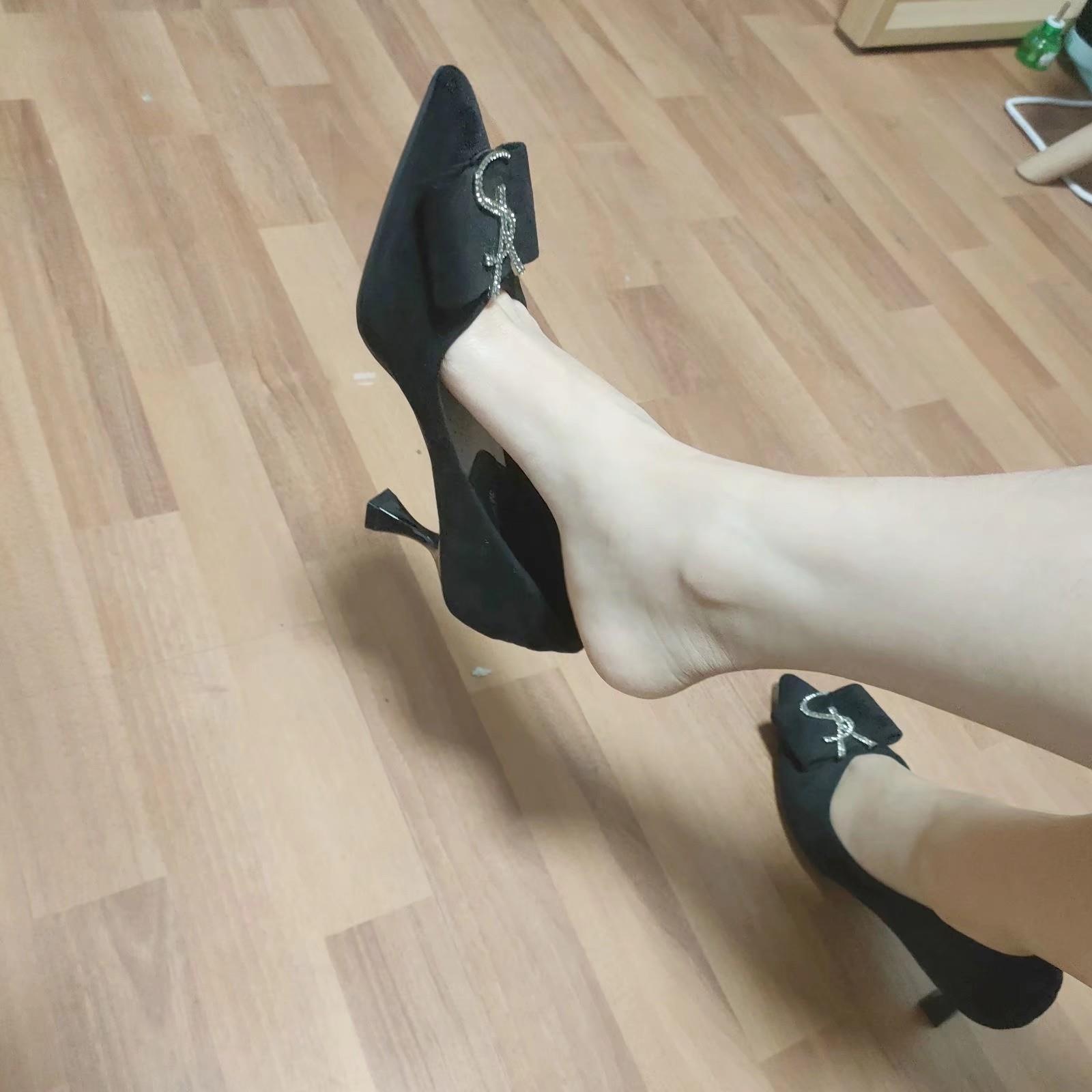 小活妹子足交足交 第2张