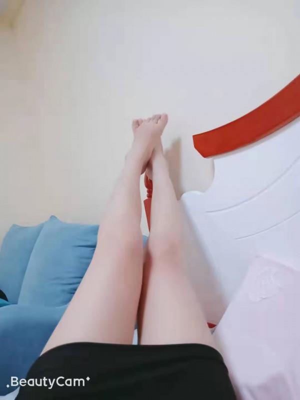 大长腿可舌吻 第2张
