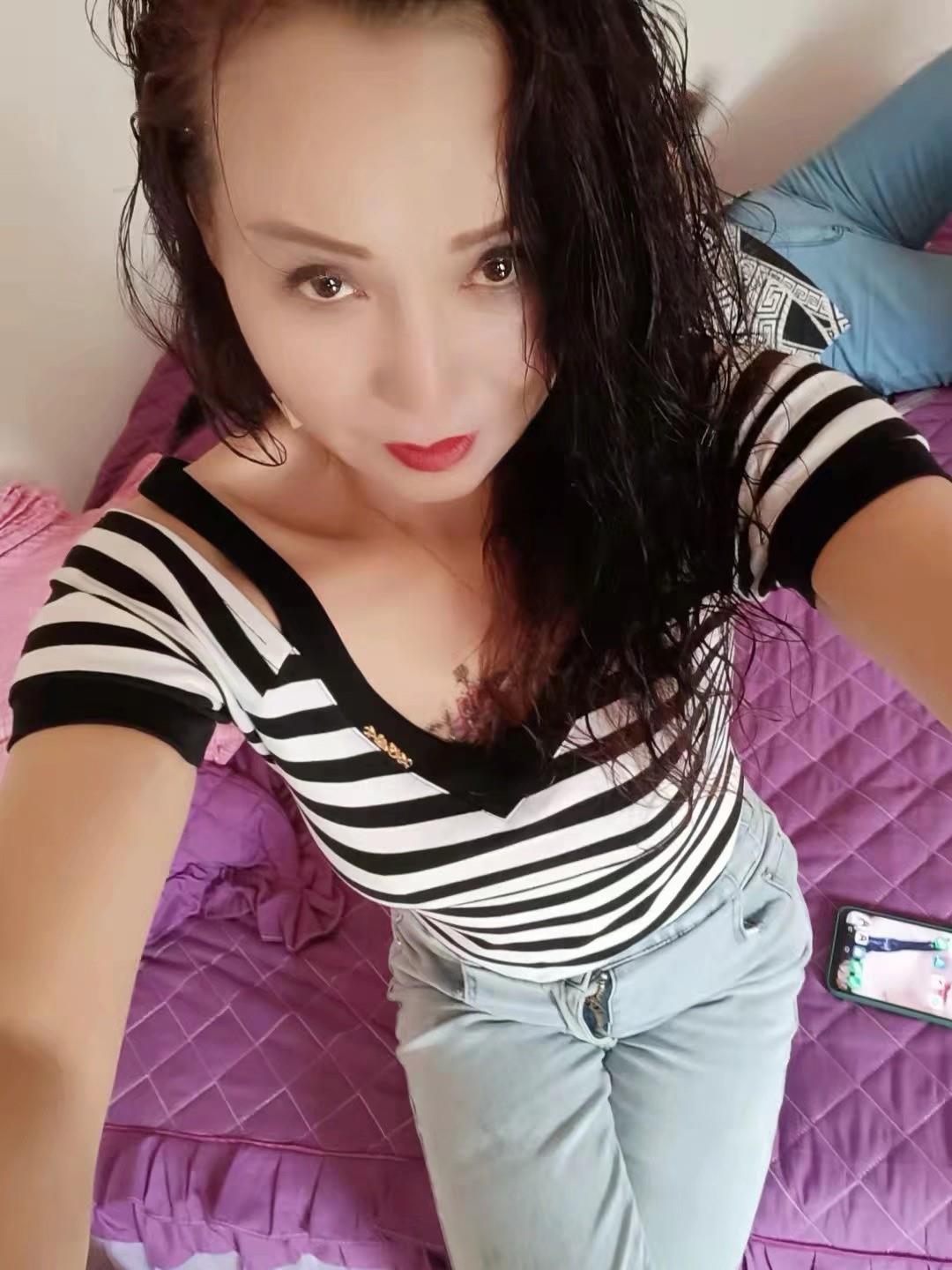 西二路附近熟女 第1张