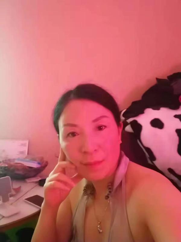盘龙区万彩城熟女 第2张