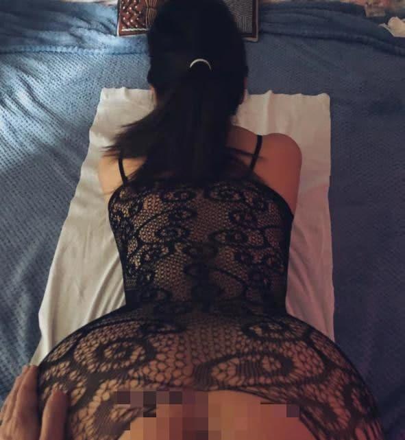一起看投影仪的骚女 第1张