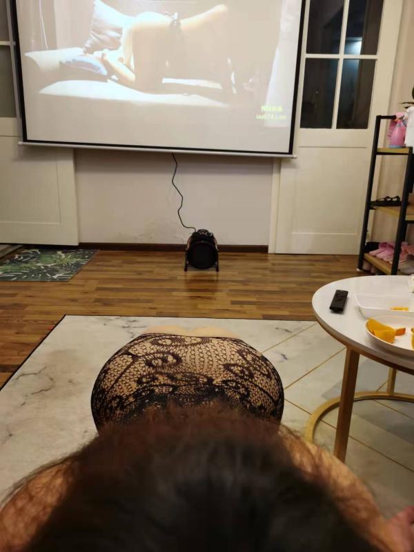 一起看投影仪的骚女 第2张