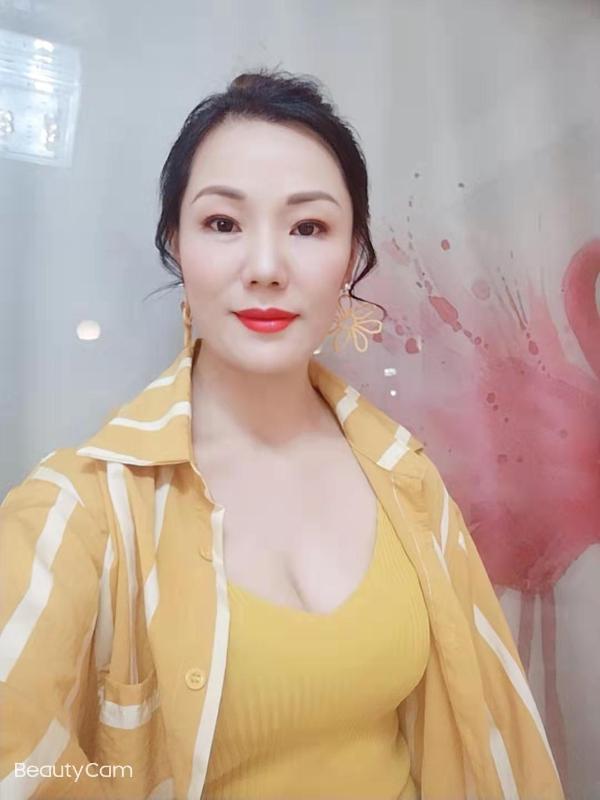 皮肤白皙光滑的少妇 第1张