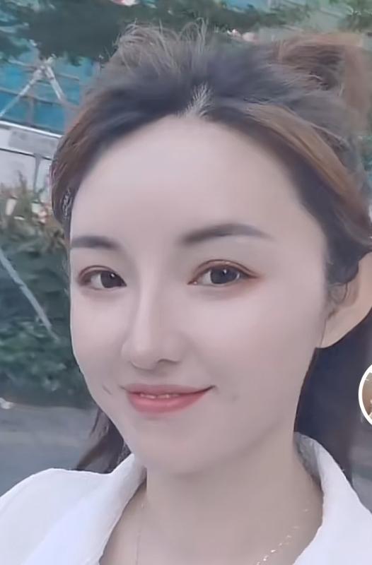 俏皮的小姐姐 第1张