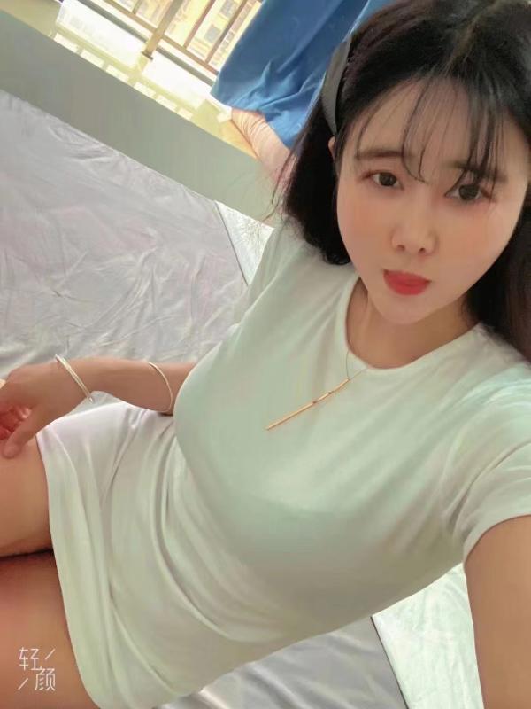 花都大奶白皙美女 第3张