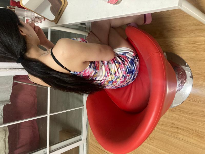 中项服务型美女 第1张