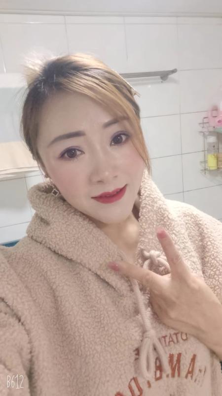 一字马少妇 第2张