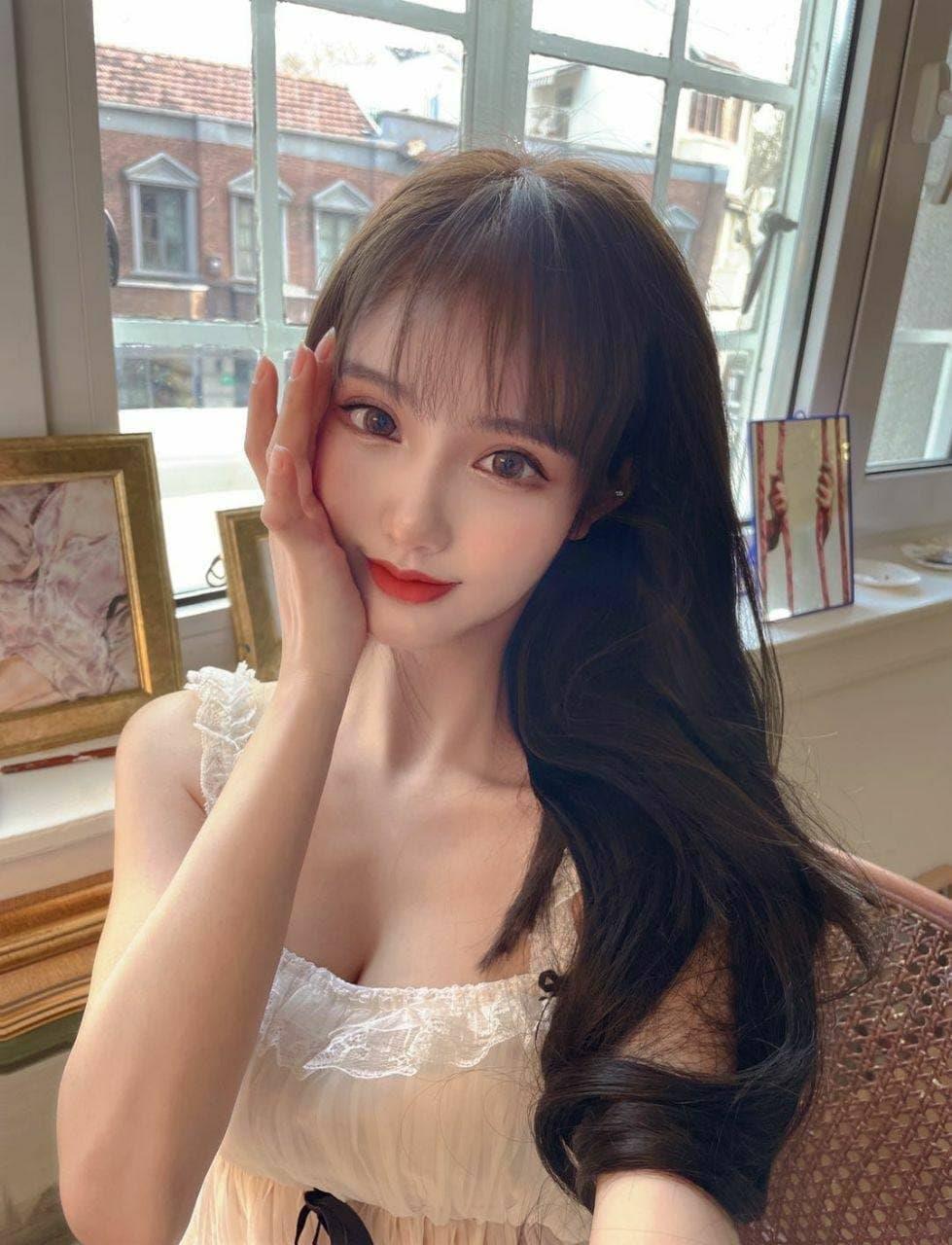 温柔可爱的妹子，皮肤摸起来好光滑 第2张