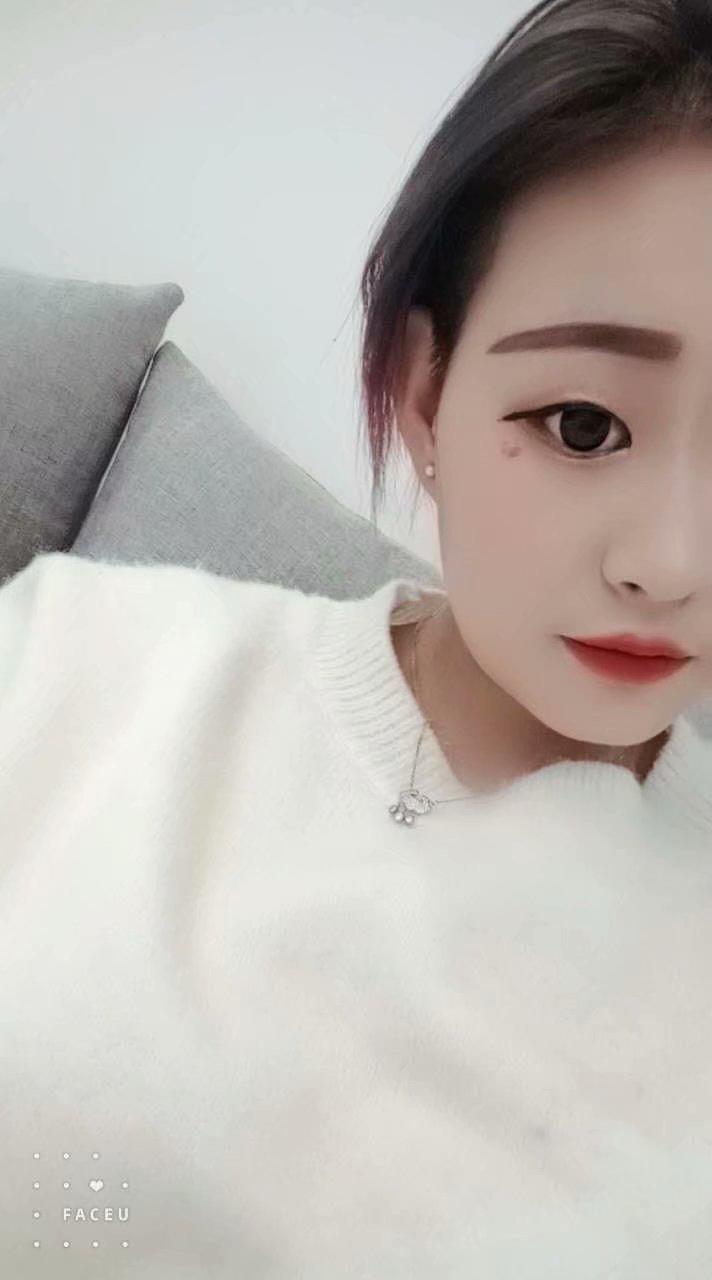 万达广场年轻妹子 第2张