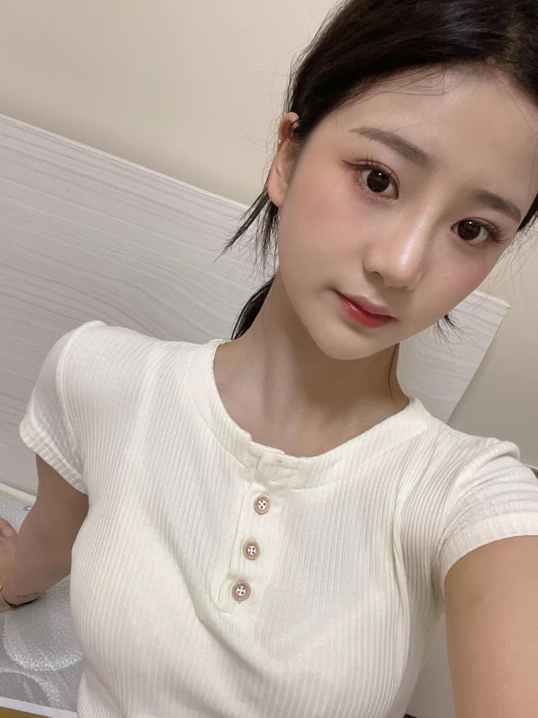 身材颜值都挺好的小姐姐 第2张