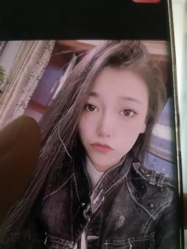 胸不大的女人都骚，这是硬道理，车震相当带劲 第1张