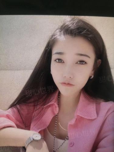 胸不大的女人都骚，这是硬道理，车震相当带劲 第3张