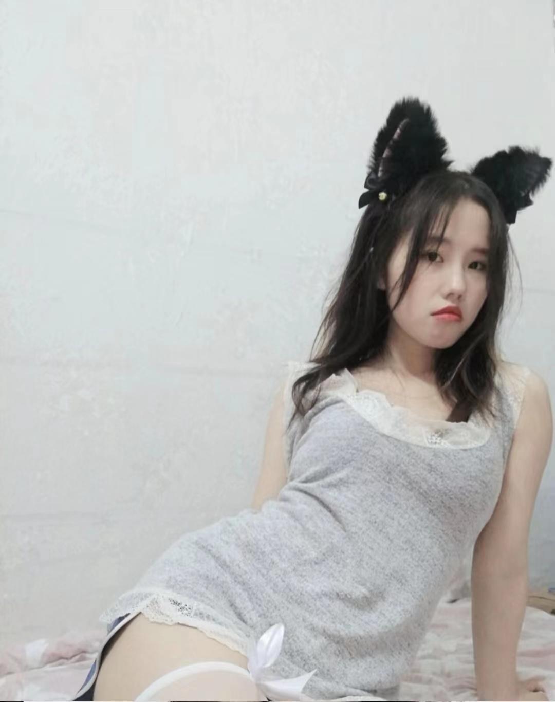 分享一个极品嫩妹,屁股翘手感好,性价比高 第1张